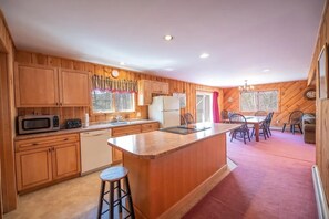 Microwave, oven, stovetop, dishwasher - Chalet With Mountain View Steps From Shuttle (Dover)