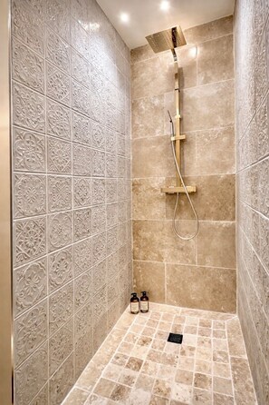 Bruser, håndklæder, Sæbe, Toiletpapir