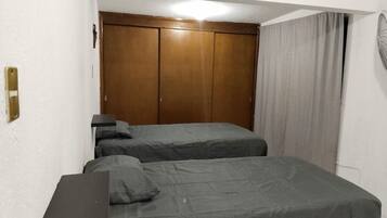 2 makuuhuonetta, työpöytä, silitysrauta/-lauta, ilmainen Wi-Fi