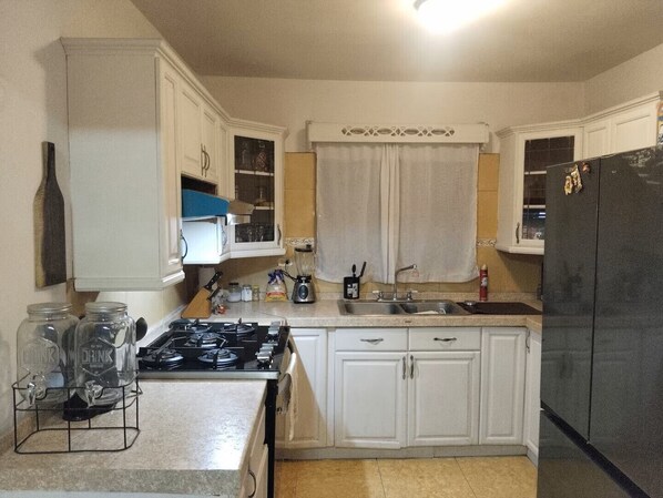 Kjøleskap, mikrobølgeovn, ovn og kokeplater