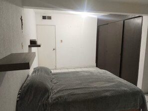 2 habitaciones, escritorio, tabla de planchar con plancha y wifi gratis 