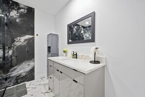 Haartrockner, Handtücher, Seife, Toilettenpapier