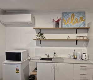 Private kitchen - Entire Ground floor Apartment | Private Entry, AC & WiFi Suite (Macquarie Hills)