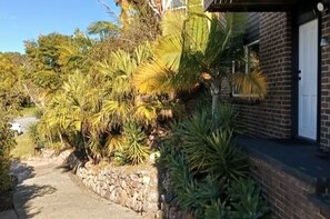 Property grounds - Entire Ground floor Apartment | Private Entry, AC & WiFi Suite (Macquarie Hills)