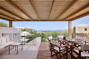 Outdoor dining - Thalassa Villas (Agios Nikolaos)