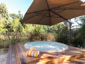 Tina de hidromasaje al aire libre