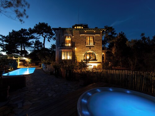 VILLA L'ARGENTINE - for 13 people - heated swimming pool, sauna and jacuzzi