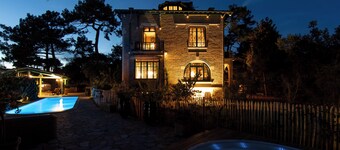 VILLA L'ARGENTINE - for 13 people - heated swimming pool, sauna and jacuzzi