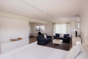 Desk, WiFi, bed sheets