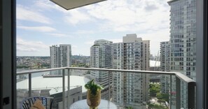 Property grounds - Luxury Harbour-View 2BR Condo | Sleeps 6 | Pool • Gym • Sauna|Steps to BC Place (Vancouver)