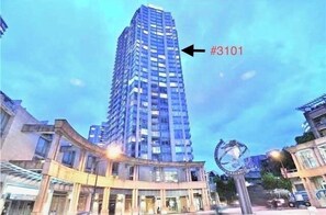 Exterior - Luxury Harbour-View 2BR Condo | Sleeps 6 | Pool • Gym • Sauna|Steps to BC Place (Vancouver)