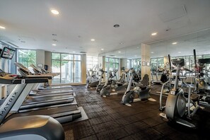 Fitness facility - Luxury Harbour-View 2BR Condo | Sleeps 6 | Pool • Gym • Sauna|Steps to BC Place (Vancouver)