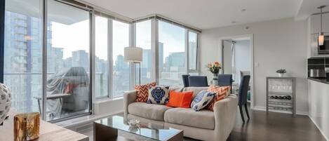 Una Smart TV, una pantalla de ordenador