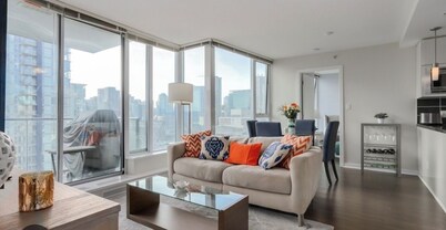 Luxury Harbour-View 2BR Condo | Sleeps 6 | Pool • Gym • Sauna|Steps to BC Place