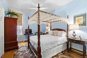 Escritorio, tabla de planchar con plancha, cuna de viaje y wifi 