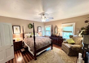 Schreibtisch, Bügeleisen/Bügelbrett, Reisekinderbett, WLAN