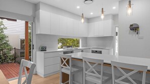 Frigorífico, microondas, horno y placa de cocina