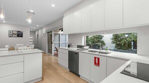 Frigorífico, microondas, horno y placa de cocina