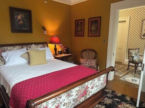 Tabla de planchar con plancha, wifi y ropa de cama 