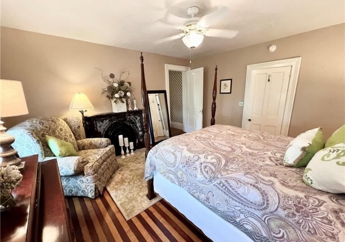 Schreibtisch, Bügeleisen/Bügelbrett, Reisekinderbett, WLAN