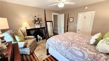 Schreibtisch, Bügeleisen/Bügelbrett, Reisekinderbett, WLAN