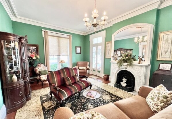 Télévision, cheminée, espaces bureaux