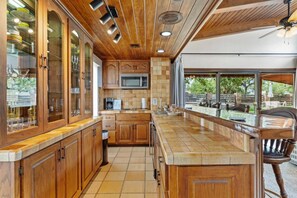 Fridge, microwave, oven, stovetop - * Stunning FBG Retreat * | Sleeps 10 (Fredericksburg)