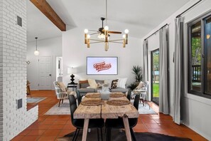 Dining - * Stunning FBG Retreat * | Sleeps 10 (Fredericksburg)