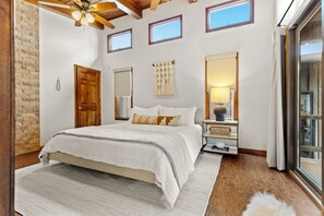 4 bedrooms, iron/ironing board, travel cot, WiFi - * Stunning FBG Retreat * | Sleeps 10 (Fredericksburg)