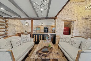 Smart TV, fireplace - An unforgettable blend of history and whimsy! (Fredericksburg)