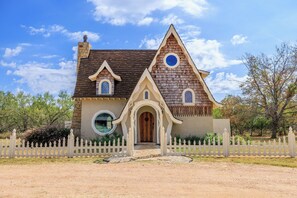 Exterior - Enchanted Cottage • Fireplace, Cozy Loft & Hot Tub (Fredericksburg)