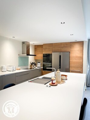 Een magnetron, een vaatwasser