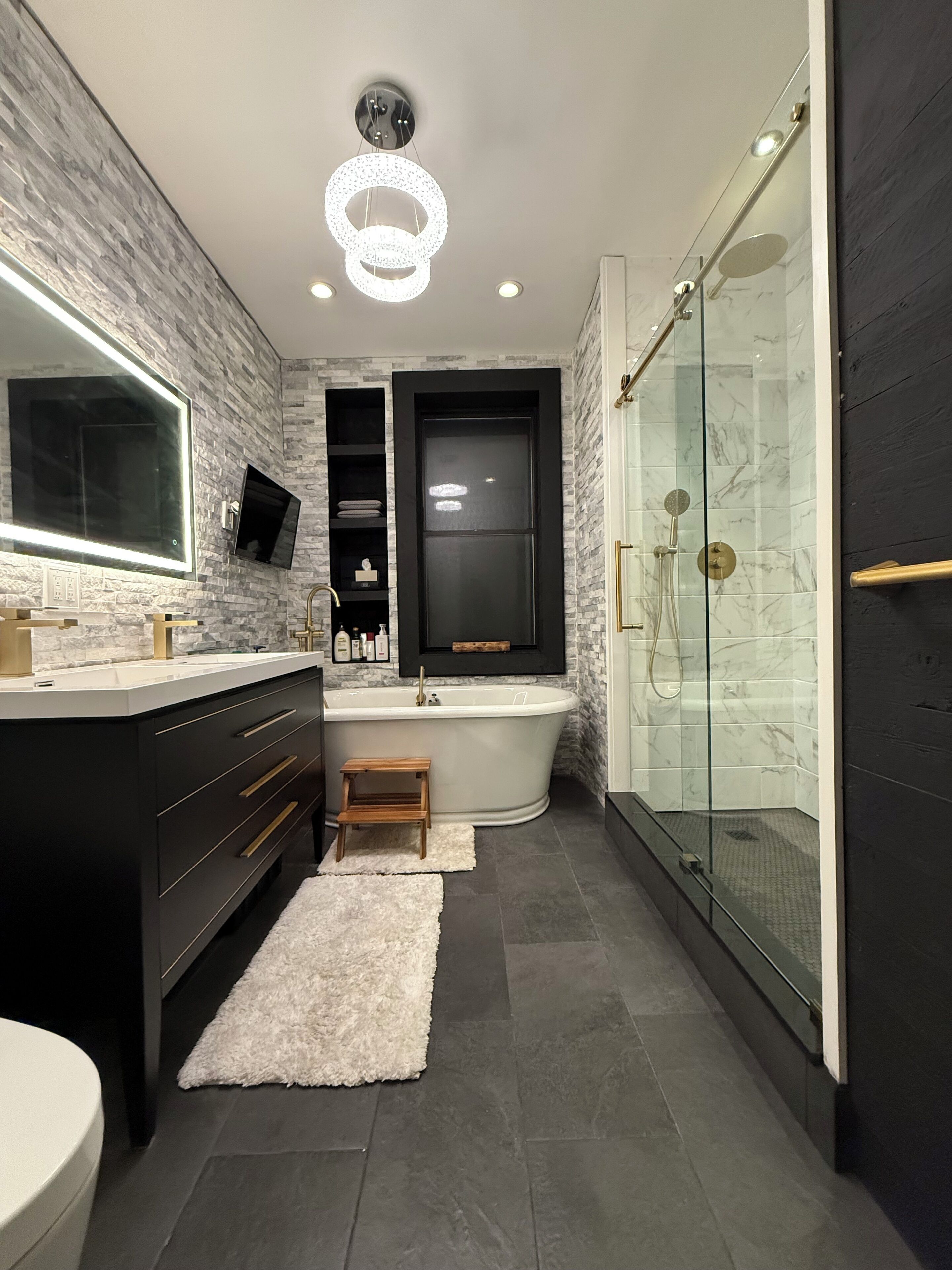 Hårtork, bidé, handdukar och tvål