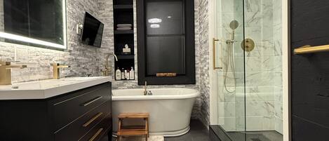 Hårtork, bidé, handdukar och tvål