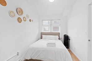 Room - Cozy Ranch Retreat With Stunning Views In Midtown Detroit—Minutes To Downtown (Detroit)