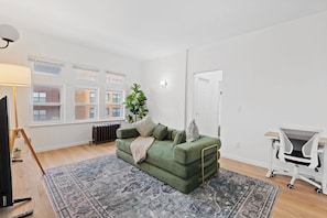 Living area - Cozy Ranch Retreat With Stunning Views In Midtown Detroit—Minutes To Downtown (Detroit)