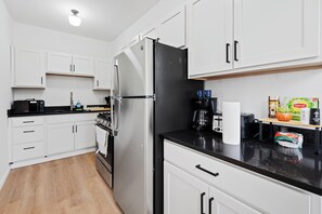 Private kitchen - Cozy Ranch Retreat With Stunning Views In Midtown Detroit—Minutes To Downtown (Detroit)