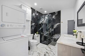 Hair dryer, towels, soap, toilet paper - Cityscapes Std Suite B @EADO - 2 km from FIFA Fest (Houston)