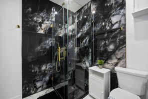 Haartrockner, Handtücher, Seife, Toilettenpapier