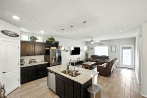 TV - Relax & Unwind in This Warm, Family-Friendly 3BR/3BA El Paso Home (El Paso)