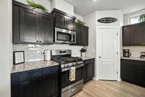 Microwave, oven, stovetop, dishwasher - Relax & Unwind in This Warm, Family-Friendly 3BR/3BA El Paso Home (El Paso)