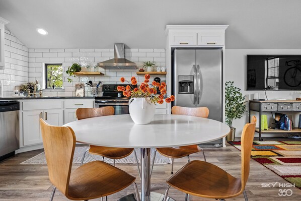 Jääkaappi, mikroaaltouuni, uuni, liesi