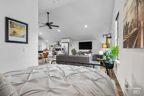 Työpöytä, silitysrauta/-lauta, ilmainen Wi-Fi, vuodevaatteet