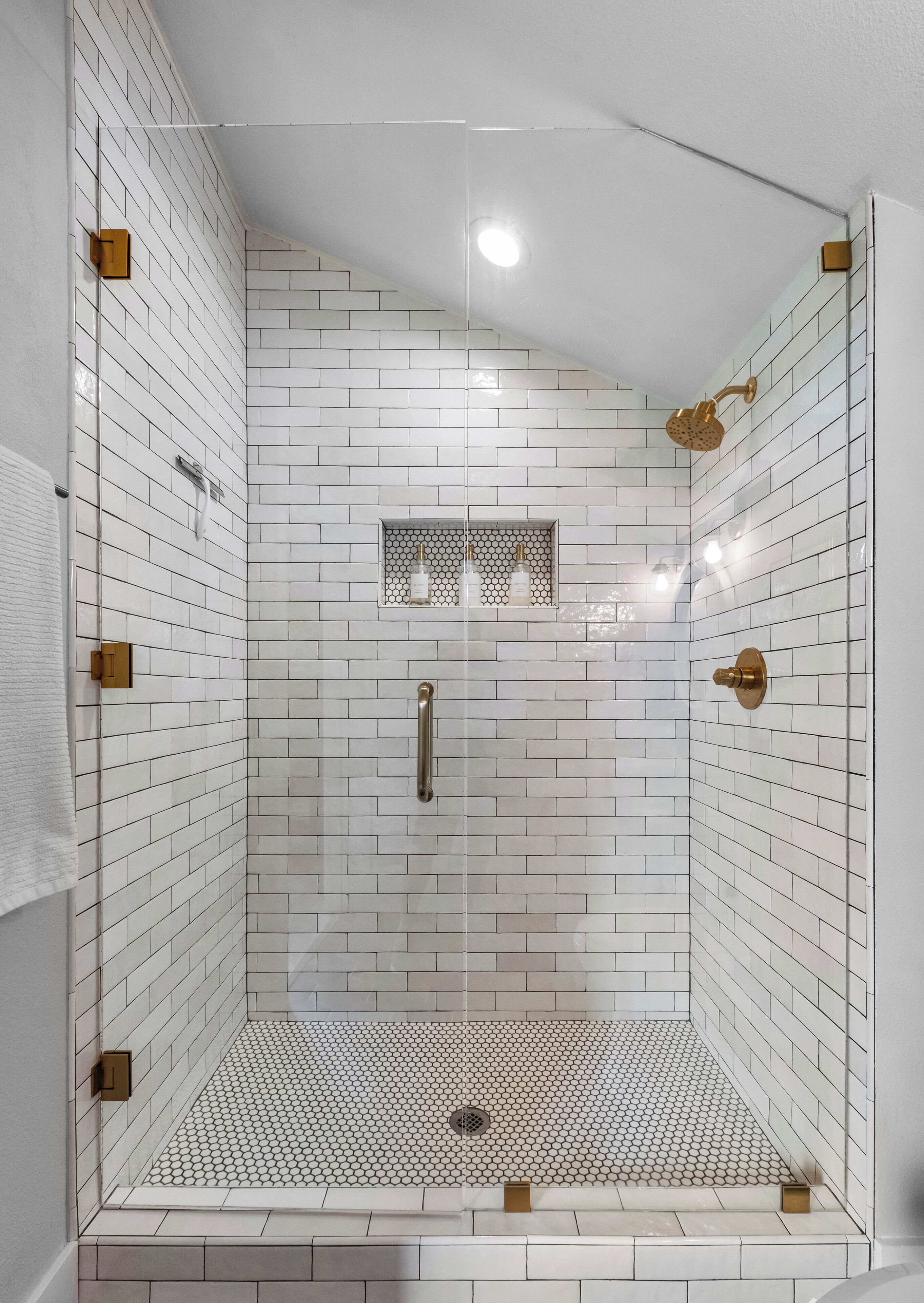 Douche, sèche-cheveux, serviettes fournies, savon