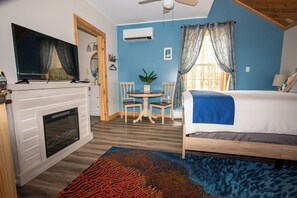 Room - Relaxing 5-Bedroom, 13 person, retreat, just Steps from Deer Creek Winery & Café (Shippenville)