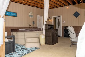 Spa - Relaxing 5-Bedroom, 13 person, retreat, just Steps from Deer Creek Winery & Café (Shippenville)