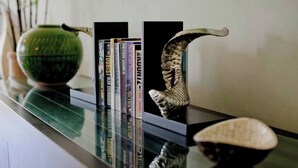 Ein Bücherregal mit Büchern und Dekoration.