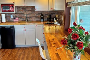 Réfrigérateur, micro-ondes, plaque de cuisson, cafetière/bouilloire