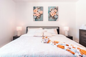 Tabla de planchar con plancha, wifi y ropa de cama 