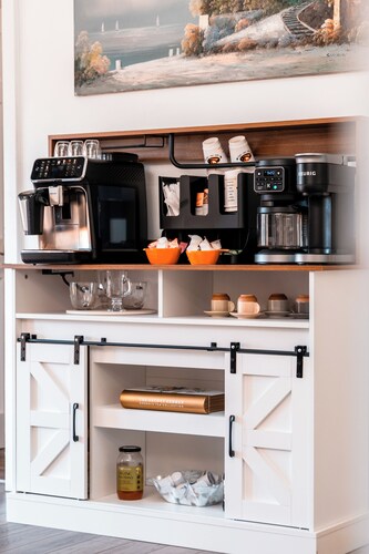 Spacious 7-bedroom house with AC in adorable Warwick